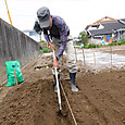 米ぬか埋設用の溝を掘り上げ