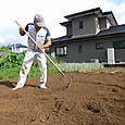 レーキで耕うん表面の土を均す